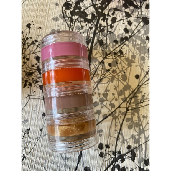 🎉HP🎉 NWT 4-Piece Makeup Set with Makeup Bag - Picture 4 of 11